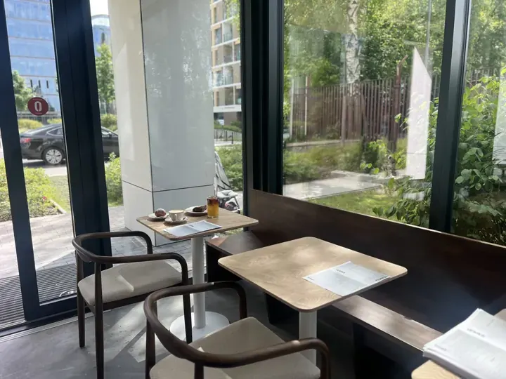 Stoliki i siedziska przy przeszkleniu w lokalu usługowym