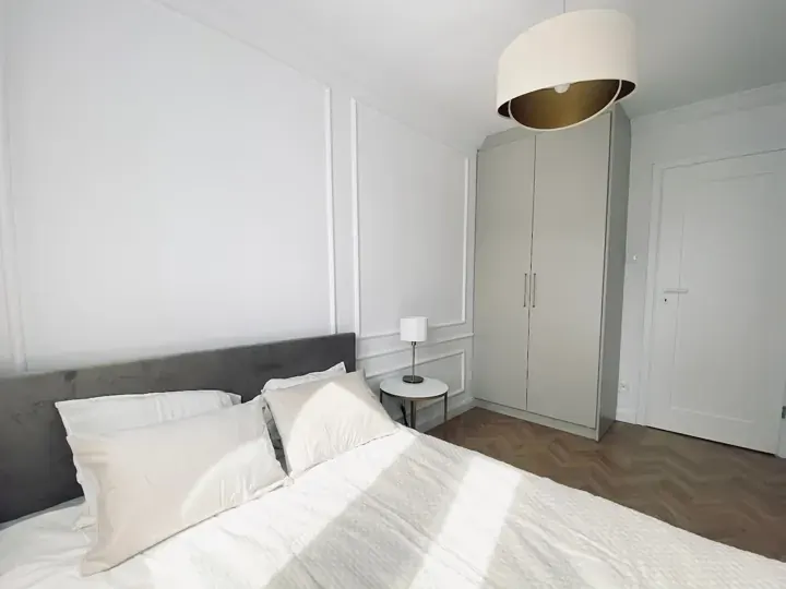 Jasna szafa i szafka nocna w sypialni