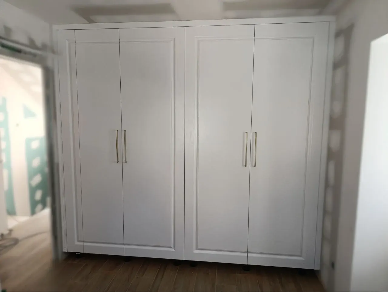 Realizacja VS Furniture — biała szafa z dekoracyjnymi frontami
